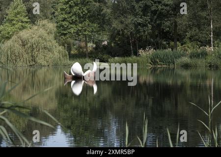 Im Himalayan Garden & Sculpture Park schwimmende Magnolia-Skulptur am Magnolia Lake Stockfoto