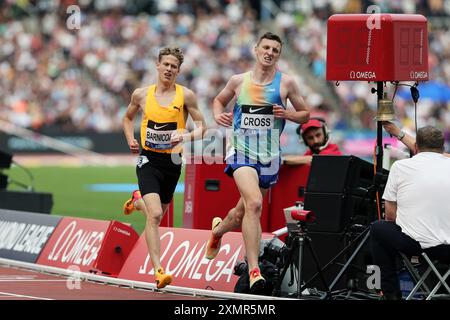 Ellis CROSS (Großbritannien), will BARNICOAT (Großbritannien), auf der letzten Runde im 3000-m-Finale der Männer beim 2024, IAAF Diamond League, London Stadium, Queen Elizabeth Olympic Park, Stratford, London, UK. Stockfoto