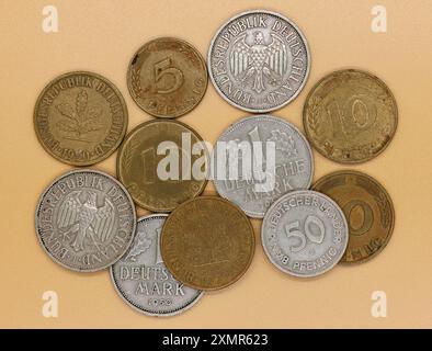 Sammlung alter gebrauchter und abgenutzter westdeutscher Vormünzen 1 DM 5 Pfenigs 10 Pfenigs 50 Pfenigs Stockfoto