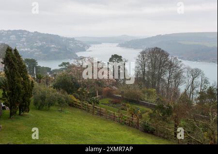 Misty View, entlang der Mündung, von der Spitze des Overbecks National Trust Gartens, südlich von Salcombe mit East Portlemouth und Snapes Point Stockfoto