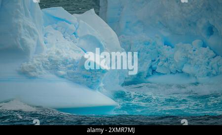 Antarktis Blauer Eisberg im Ozean sprudelndes Wasser auf Elephant Island Klimawandel sonnig bunt Stockfoto