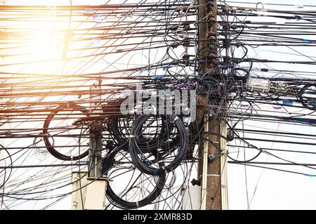 Elektrische Kabel und Signalkabel an den Polen montiert Stockfoto