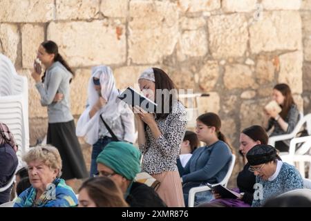 26. Juli 2024, Jerusalem, Israel: Weibliche jüdische Gläubige beten auf der Westmauer. Die Westmauer, auch bekannt als Klagemauer im Westen und Al-Buraq-Mauer im Islam, ist ein Pilgerziel für jüdische Gläubige. Es befindet sich in der Altstadt von Jerusalem und ist ein Teil der Stützmauer des Tempelbergs. Eine Metallwand teilte das Gebiet in zwei Teile auf: Männer auf der linken und Frauen auf der rechten Seite. Den ganzen Tag über besuchen jüdische Gläubige die Stätte, um zu beten, die heiligen Bücher der Thora zu lesen und Papiernotizen in den Rissen der Mauer zu hinterlassen. Das ganze Gebiet wird von israelischen Verkaufen überwacht Stockfoto