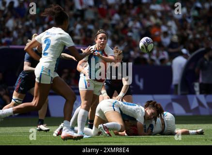 Paris, Frankreich. Juli 2024. Carla Neisen aus Frankreich wirft am Montag, den 29. Juli, den Ball während des Spiels France vs USA Women Rugby Sieben beim Fechten der Olympischen Sommerspiele 2024 im Stade de France in Saint Denis, nördlich von Paris, Frankreich. 2024. Foto: Maya Vidon-White/UPI Credit: UPI/Alamy Live News Stockfoto