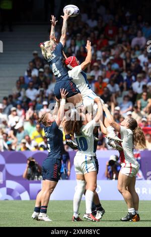 Paris, Frankreich. Juli 2024. Die Spieler greifen am Montag, den 29. Juli, im Stade de France in Saint Denis, nördlich von Paris, in Frankreich, beim Rugby-Sieben-Spiel der Frauen Frankreich gegen die USA beim Fechten-Wettbewerb der Olympischen Sommerspiele 2024 auf den Ball zu. 2024. Foto: Maya Vidon-White/UPI Credit: UPI/Alamy Live News Stockfoto