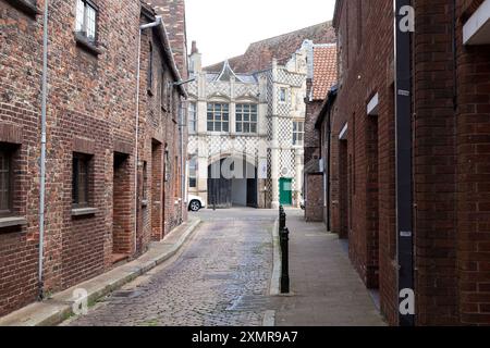 College Lane mit Blick auf Town Hall (Trinity Guildhall), King's Lynn, Norfolk Stockfoto