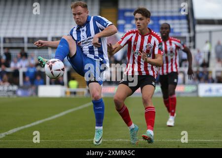 Adam Campbell von Hartlepool United stand unter Druck von Thomas Lavery während des Freundschaftsspiels zwischen Hartlepool United und Sunderland im Victoria Park, Hartlepool am Samstag, den 27. Juli 2024. (Foto: Michael Driver | MI News) Credit: MI News & Sport /Alamy Live News Stockfoto