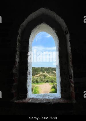 Blick aus einem Fenster auf den Tilsandede Kirke in Skagen, Dänemark. Eine berühmte alte, in der Dünenkirche begraben, früher teilweise mit Sand bedeckt. Stockfoto