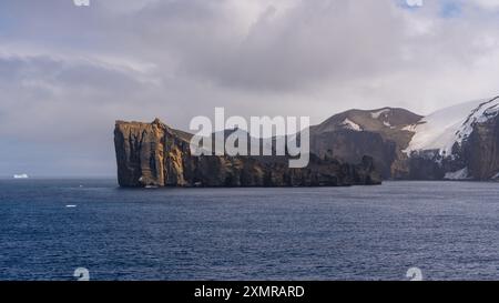 Antarktis Deception Island Schroffe Klippen, Schneebedeckter Gletscher Vom Kreuzfahrtschiff Ozean Aus. Sonniger Tag Landschaftsfotografie Natur Pinguin Kolonie Stockfoto