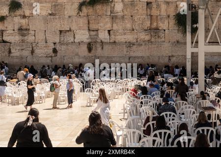 24. Juli 2024, Jerusalem, Israel: Weibliche jüdische Gläubige beten auf der Seite der Westmauer. Die Westmauer, auch bekannt als Klagemauer im Westen und Al-Buraq-Mauer im Islam, ist ein Pilgerziel für jüdische Gläubige. Es befindet sich in der Altstadt von Jerusalem und ist ein Teil der Stützmauer des Tempelbergs. Eine Metallwand teilte das Gebiet in zwei Teile auf: Männer auf der linken und Frauen auf der rechten Seite. Den ganzen Tag über besuchen jüdische Gläubige die Stätte, um zu beten, die heiligen Bücher der Thora zu lesen und Papiernotizen in den Rissen der Mauer zu hinterlassen. Das ganze Gebiet wird von israelischen Verkaufen überwacht Stockfoto