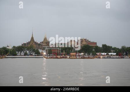 Die Royal Thai Navy, Demonstration, um die Menschen während der Probe auf der drei königlichen Lastkähne Parade zu sehen - der Suphannahong, der Narai Song Suban König Rama IX. und das Anantanakkharat am Fluss Chao Phraya und das Chanten der rhythmischen Lieder zum Rudern auf der Ratchaworadit Pier an der Maha Rat Road in Bangkok am 29. Juli 2024. Die Teil der königlichen Barge-Prozession zu Ehren seiner Majestät des Königs anlässlich des 72. Geburtstags seiner Majestät am 28. Juli 2024 sind. (Foto: Teera Noisakran/SIPA USA) Stockfoto