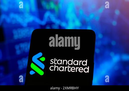 Paraguay. Juli 2024. In dieser Abbildung wird das Standard Chartered Logo auf einem Smartphone-Bildschirm angezeigt. (Foto von Jaque Silva/SOPA Images/SIPA USA) *** ausschließlich für redaktionelle Nachrichten *** Credit: SIPA USA/Alamy Live News Stockfoto