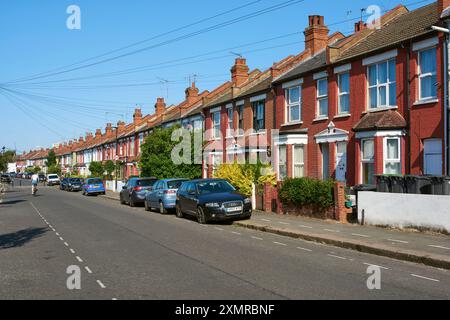 Reihenhäuser aus dem späten viktorianischen Stil in der Hermitage Road, Harringay, North London, Großbritannien Stockfoto