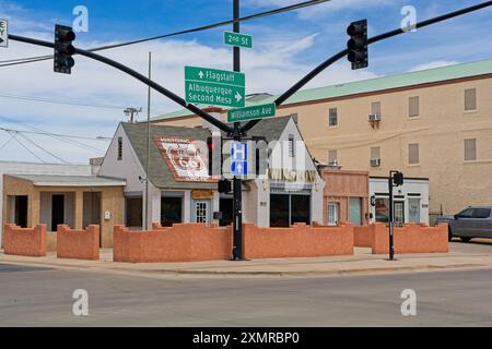 Ehemalige Tankstelle im Cottage-Stil der 1920er Jahre, heute Community Resource Center an der Kreuzung entlang der historischen Route 66 in Winslow Arizona – April 2024 Stockfoto