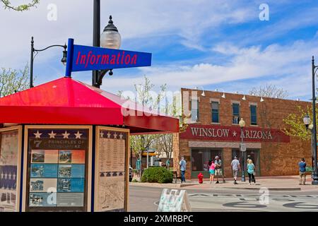 Informationskiosk an der Ecke gegenüber dem Denkmal, in dem der Popkultur-Song „Take IT Easy“ der Eagles im Zentrum von Winslow Arizona gefeiert wird – April 2024 Stockfoto