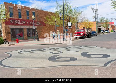 Street Painted Route 66 Shield Before Eagles ’Take IT Easy’ Song Memorial im Zentrum von Winslow Arizona – April 2024 Stockfoto