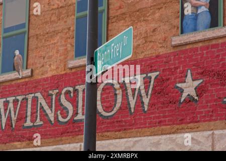 Straßenschild zu Ehren von Glenn Frey am Winslow Arizona Brick Wall Memorial – April 2024 Stockfoto