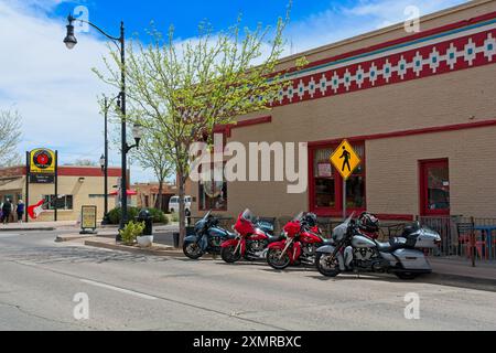 Eine Reihe von Harley-Davidson-Motorrädern parkte im Café an der Route 66 in der Innenstadt von Winslow Arizona – April 2024 Stockfoto