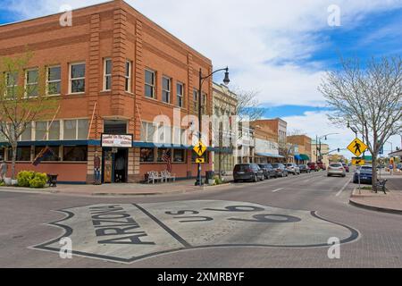 Street Painted Route 66 Schild an der Kreuzung des berühmten Standin' on the Corner Park — Winslow Arizona, April 2024 Stockfoto