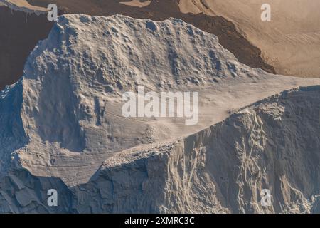 Fine Art Fotografie Eisberg Antarktis Nahaufnahme Sonnenuntergang warmes Licht auf Gletscherberg im Hintergrund. Natur Hintergrundbild Details Klima Stockfoto