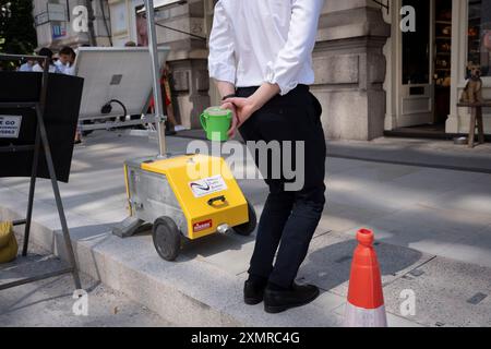 Ein Stadtarbeiter hält seinen Lunchcontainer hinter seinem Rücken in der City of London, alias Square Mile, dem Finanzviertel der Hauptstadt, am 29. Juli 2024 in London, England. Stockfoto