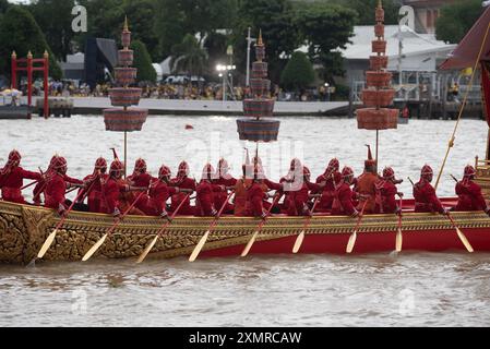 Die Royal Thai Navy, Demonstration, um die Menschen während der Probe auf der drei königlichen Lastkähne Parade zu sehen - der Suphannahong, der Narai Song Suban König Rama IX. und das Anantanakkharat am Fluss Chao Phraya und das Chanten der rhythmischen Lieder zum Rudern auf der Ratchaworadit Pier an der Maha Rat Road in Bangkok am 29. Juli 2024. Die Teil der königlichen Barge-Prozession zu Ehren seiner Majestät des Königs anlässlich des 72. Geburtstags seiner Majestät am 28. Juli 2024 sind. (Foto: Teera Noisakran/SIPA USA) Stockfoto