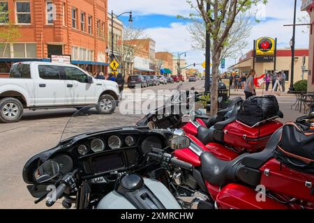 Eine Reihe von Harley-Davidson Motorcycles Rahmen-Fotoveranstaltung für Besucher des berühmten Strandin' on the Corner Park – Winslow Arizona, April 2024 Stockfoto