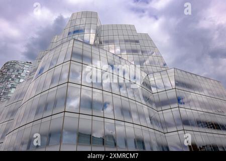 Ein Hochhaus aus Glas, das die Skyline von Lower Manhattan, New York City - USA bildet Stockfoto