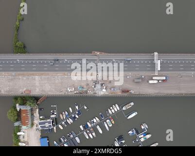 Amsterdam, Nordholland, Niederlande, 26. Juli 2024: Straßenbauarbeiten an der Autobahn A10 in Amsterdam, die zu vielen Staus führen. Stockfoto