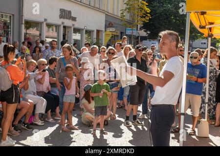 Vorab-Eröffnungsfest, die Weißenburger Straße in Haidhausen wird ab 10.08. Zur Fußgängerzone, Rede Jörg Spengler, München, 29. Juli 2024 Deutschland, München, 29. Juli 2024, Eröffnungsfeier für die Fußgängerzone in der Weißenburger Straße, Haidhausen, Jörg Spenger, Bündnis90/die Grünen, Bezirksausschussvorsitzender Au-Haidhausen, die vorgezogene Eröffnungsrede, die einjährige Testphase beginnt eigentlich heute am 29. Juli, verschiebt sich aber durch eine Klage der Gewerbetreibenden und Eigentümer vor dem Verwaltungsgericht auf den 10. August 2024, Verkehrsschilder sind bereits installiert Stockfoto