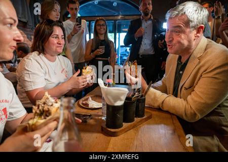 München, Deutschland. Juli 2024. Markus Söder (CSU), Ministerpräsident Bayerns, spricht mit geladenen Gästen in einem Dönerrestaurant. Söder hatte zuvor Kebabs an Instagram-Fans verlost. Quelle: Peter Kneffel/dpa/Alamy Live News Stockfoto