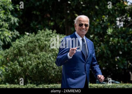 Washington, Usa. Juli 2024. US-Präsident Joe Biden geht über den South Lawn, um an Bord der Marine One zur Joint Base Andrews in Washington, DC, zu gehen, 29. Juli 2024.Credit: Ken Cedeno/Pool via CNP Credit: Abaca Press/Alamy Live News Stockfoto