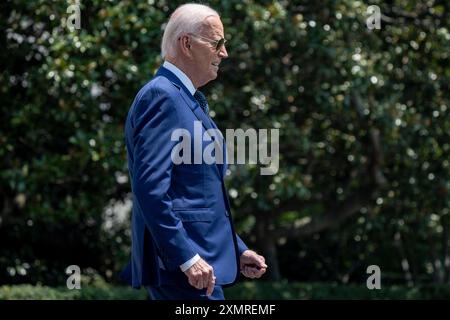 Washington, Usa. Juli 2024. US-Präsident Joe Biden geht über den South Lawn, um an Bord der Marine One zur Joint Base Andrews in Washington, DC, zu gehen, 29. Juli 2024.Credit: Ken Cedeno/Pool via CNP Credit: Abaca Press/Alamy Live News Stockfoto