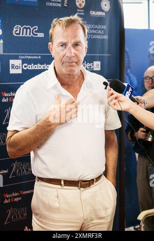 Catanzaro, Italien. Juli 2024. Kevin Costner nimmt an einer Pressekonferenz in der regionalen Zitadelle in Catanzaro Teil. Der zweimalige Oscar-Preisträger Kevin Costner nahm an einer Pressekonferenz in der regionalen Zitadelle Teil, als Gast der 21. Ausgabe des Magna Graecia Film Festivals in Catanzaro. Quelle: SOPA Images Limited/Alamy Live News Stockfoto