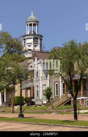 Vicksburg, Mississippi, USA - 23. April 2024: Die Nachmittagssonne scheint auf das historische Courthouse in der Innenstadt. Stockfoto