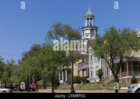 Vicksburg, Mississippi, USA - 23. April 2024: Die Nachmittagssonne scheint auf das historische Courthouse in der Innenstadt. Stockfoto