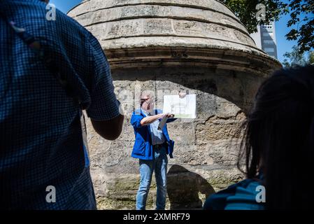 FRANKREICH-OLY-PARIS-UMWELT-WASSER im sogenannten Regard de la Lanterne mit den Freiwilligen der Olympischen Spiele 2024 in Paris. Das fünf Jahrhunderte alte Gebäude und zentraler Punkt des alten Belleville Aquädukts, das 500 Jahre lang Trinkwasser für Brunnen in der ganzen Stadt von Paris lieferte. Am 29. Juli 2024 In Paris. PARIS ILE-DE-FRANCE FRANKREICH URHEBERRECHT: XANDREAXSAVORANIXNERIX FRANCE-OLY-PARIS-ENVIRONMENT-WAT ASAVORANINERI-9 Stockfoto