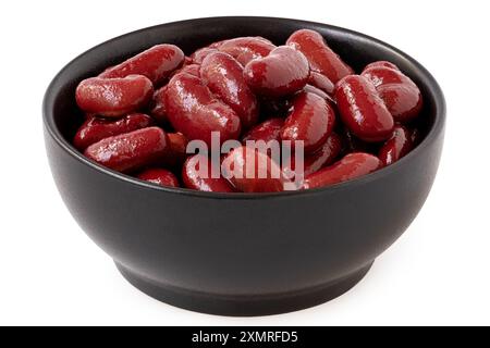 Gekochte rote Kidneybohnen in einer schwarzen Keramikschale isoliert auf weiß. Stockfoto