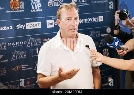 Catanzaro, Italien. Juli 2024. Kevin Costner nimmt an einer Pressekonferenz in der regionalen Zitadelle in Catanzaro Teil. Der zweimalige Oscar-Preisträger Kevin Costner nahm an einer Pressekonferenz in der regionalen Zitadelle Teil, als Gast der 21. Ausgabe des Magna Graecia Film Festivals in Catanzaro. (Foto: Valeria Ferraro/SOPA Images/SIPA USA) Credit: SIPA USA/Alamy Live News Stockfoto