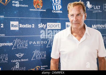 Catanzaro, Italien. Juli 2024. Kevin Costner nimmt an einer Pressekonferenz in der regionalen Zitadelle in Catanzaro Teil. Der zweimalige Oscar-Preisträger Kevin Costner nahm an einer Pressekonferenz in der regionalen Zitadelle Teil, als Gast der 21. Ausgabe des Magna Graecia Film Festivals in Catanzaro. (Foto: Valeria Ferraro/SOPA Images/SIPA USA) Credit: SIPA USA/Alamy Live News Stockfoto