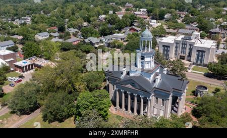 Vicksburg, Mississippi, USA - 23. April 2024: Die Nachmittagssonne scheint auf das historische Courthouse in der Innenstadt. Stockfoto