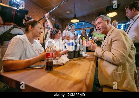 München, Deutschland. Juli 2024. Markus Söder (CSU), Ministerpräsident Bayerns, spricht mit geladenen Gästen in einem Dönerrestaurant. Söder hatte zuvor Kebabs an Instagram-Fans verlost. Quelle: Peter Kneffel/dpa/Alamy Live News Stockfoto