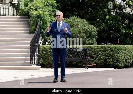 Washington, Usa. Juli 2024. US-Präsident Joe Biden verlässt das Weiße Haus, um an Bord der Marine One zu gehen, die am 29. Juli 2014 zur Joint Base Andrews in Washington, DC, fährt. Kredit: Ken Cedeno/Pool über CNP Kredit: Abaca Press/Alamy Live News Stockfoto