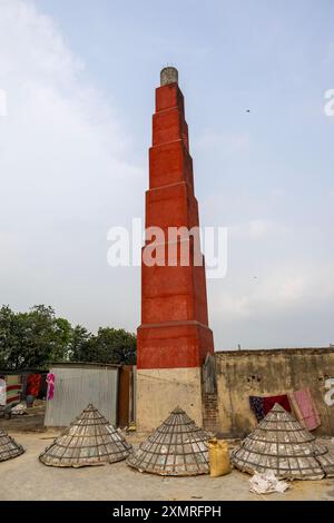 Reishügel mit riesigen hutförmigen Bambuskegeln und Schornstein, Chittagong Division, Ashuganj, Bangladesch Stockfoto