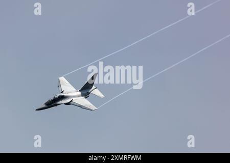 Radom, Polen - 24. August 2023: Polnische Luftwaffe Leonardo M-346 Master Bielik Trainer Jet Flugzeug fliegen. Luftfahrt- und Militärflugzeuge. Stockfoto