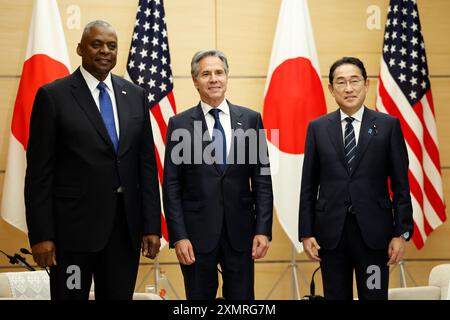 Tokio, Japan. Juli 2024. (L bis R) der US-Verteidigungsminister Lloyd Austin, der US-Außenminister Antony Blinken und der japanische Premierminister Fumio Kishida posieren für die Kameras im japanischen Premierministerbüro in Tokio. (Kreditbild: © Rodrigo Reyes Marin/ZUMA Press Wire) NUR REDAKTIONELLE VERWENDUNG! Nicht für kommerzielle ZWECKE! Stockfoto