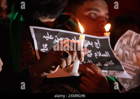 29. Juli 2024, Srinagar, Jammu und Kaschmir, Indien: Kaschmirschiitische Muslime halten Plakate und Kerzen bei einem Protest gegen die religiöse Gewalt gegen paschtunische schiitische Muslime in Parachinar, im Distrikt Kurram der pakistanischen Provinz Khyber Pakhtunkhwa. Mehr als 400 schiitische Muslime wurden bei der anhaltenden religiös-schiitisch-sunnitischen Gewalt in Parachinar getötet. Lokale schiitische Führer behaupten, dass sunnitische Radikale und die pakistanische Armee die schiitische Minderheit ins Visier nehmen und töten, was sie zwingt, das Land zu verlassen und in den Iran zu fliehen. (Kreditbild: © Adil Abass/ZUMA Press Wire) EDITORIAL USAG Stockfoto