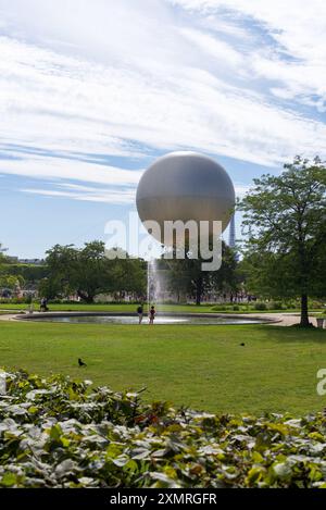 Paris, Frankreich, 07.28.2024 die Olympische Flamme, Kessel hinter einem Brunnen im Tuileriengarten an einem sehr sonnigen Sommertag. Stockfoto