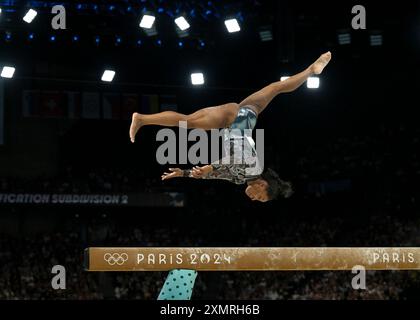 Paris, Ile de France, Frankreich. Juli 2024. Die US-Turnerin SIMONE BILES steht nach der Qualifikationsrunde bei den Olympischen Sommerspielen 2024 in Paris an der Spitze der Rangliste. In diesem Bild ist sie auf dem Balancebalken Teil des Wettbewerbs in der Bercy Arena. (Kreditbild: © Mark Edward Harris/ZUMA Press Wire) NUR REDAKTIONELLE VERWENDUNG! Nicht für kommerzielle ZWECKE! Stockfoto