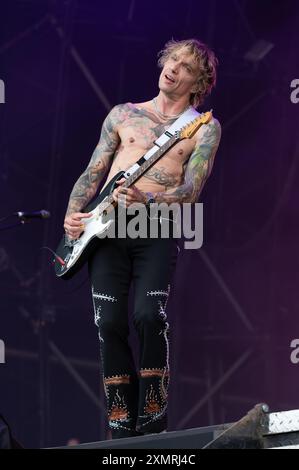 Justin Hawkins und seine Band The Darkness treten am 4. Tag beim Latitude Festival 2024 auf. Henham Park, Southwold, Suffolk, Großbritannien. Juli 2024. Quelle: Gary Stafford/Alamy Live News Stockfoto